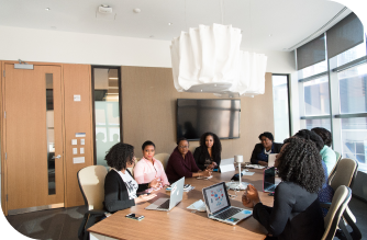 Plusieurs femmes en réunion