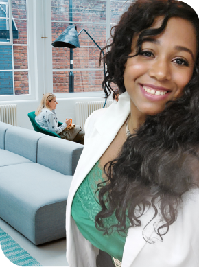 Sophie PRATT avec en arrière plan une femme dans une chaise