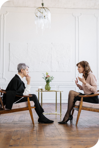 Deux femmes en train de discuter dans le contexte d'une thérapie